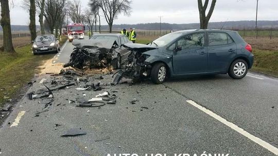 Polichna: Zderzenie dwóch aut. Trzy osoby ranne (zdjęcia)
