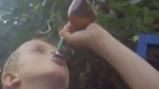 Policja dotarła do 10-latka, który pił i palił. Namówili go starsi