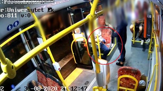 Policja i mężczyzna z hulajnogą w autobusie. Już wiadomo, co działo się przed zatrzymaniem