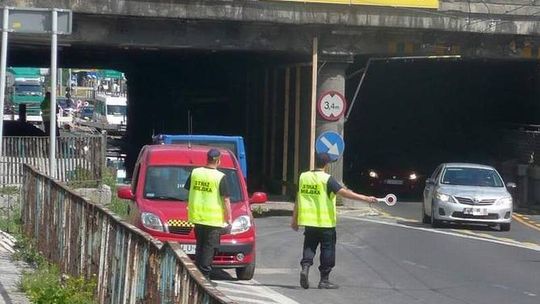 Policja i Straż Miejska od rana karzą mandatami na ul. Kunickiego