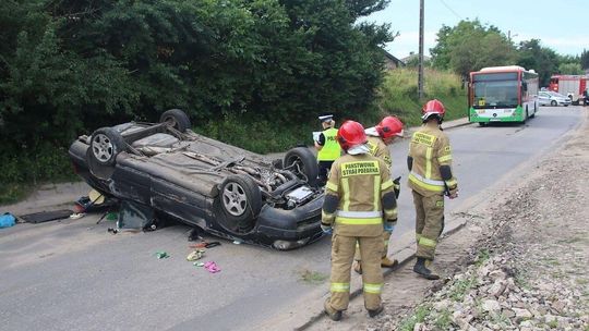 Policja nadal szuka kierowcy, który dachował na ulicy Janowskiej. „Zapadł się pod ziemię"