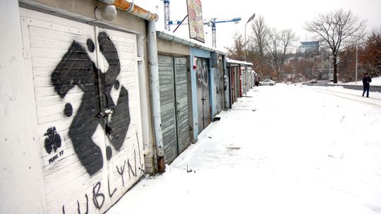 Policja o graffiti na garażu: To nie swastyka