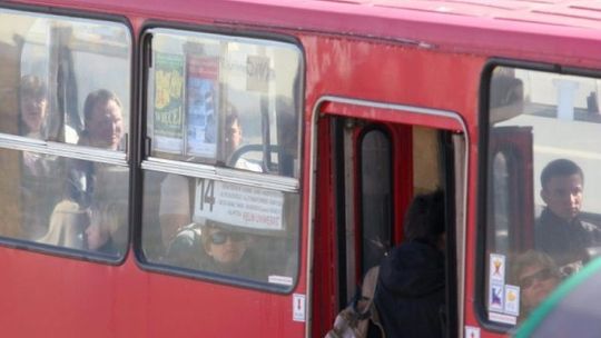 Policja poszukuje nożownika z trolejbusu