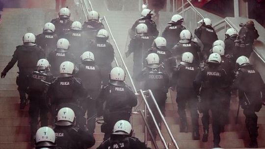 Policja przeprasza dziennikarzy za użycie pałek i granatu hukowego