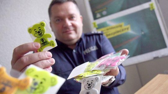 Policja rozdaje odblaskowe misie