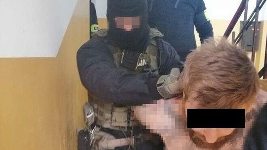 Policja siłą weszła do mieszkania. Znaleźli tam poszukiwanego, a w piwnicy broń