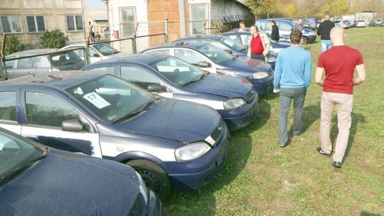 Policja sprzedaje auta: Kto kupuje stare radiowozy?
