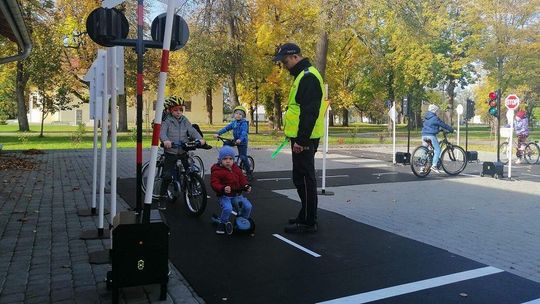 Policja szkoli najmłodszych na mobilnym miasteczku 