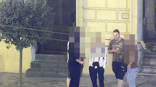 Policja szuka tego mężczyzny. Zaatakował przechodnia