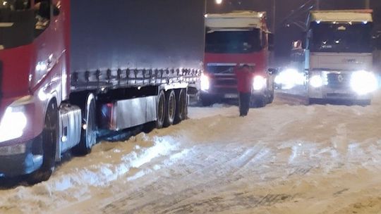 Policja zablokowała ciężarówkom wjazd do miasta