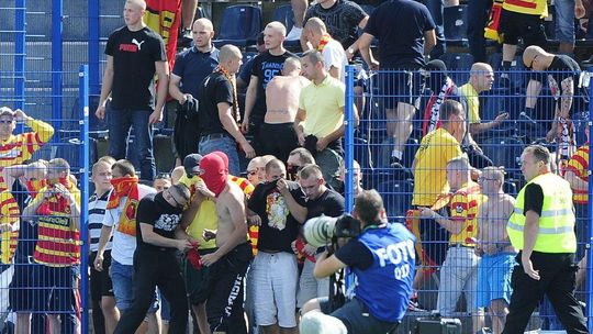 Policja zatrzymała 14 pseudokibiców po meczu Zawiszy z Jagiellonią (zdjęcia)