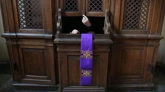 Policja zatrzymała księdza. Zarzut: molestowanie ministrantów