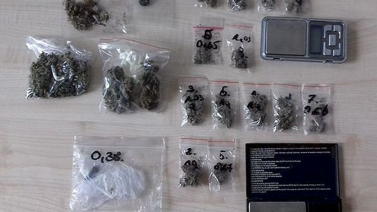 Policjanci: 20-latek z Ryk sprzedawał narkotyki nieletniemu