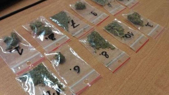  Policjanci dowiedzieli się, że może mieć narkotyki. Rano zapukali do jego mieszkania 