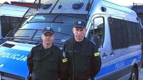 Policjanci eskortowali auto z dzieckiem, które połknęło żrącą substancję