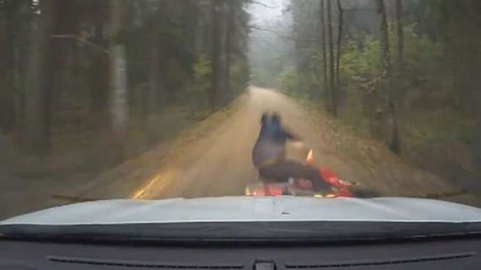 Policjanci gonili motocyklistę i przez przypadek go przejechali (wideo)