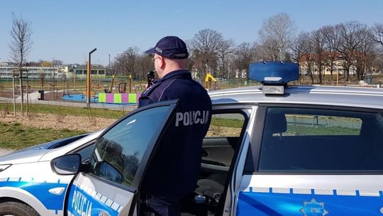 Policjanci i strażacy przypominają, żeby zostać w domach. Niektórzy nawet biją im brawo