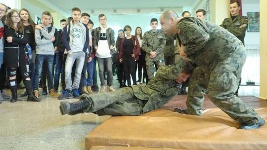 Policjanci i terytorialsi w lubelskiej szkole. Pokazy dla licealistów [zdjęcia]