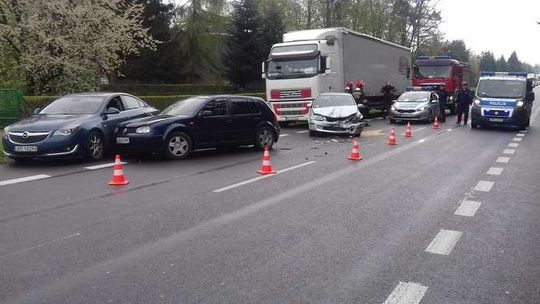 Policjanci kontrolowali ciężarówkę. Wtedy w nieoznakowany radiowóz wjechał inny samochód