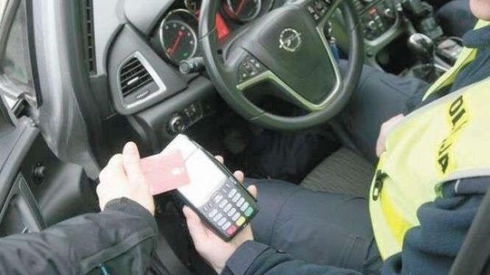 Policjanci mają już terminale płatnicze