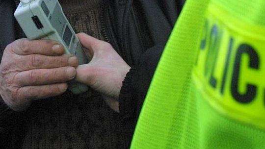Policjanci mają nieprzyjemności, bo zabrali prawo jazdy pijanemu kierowcy