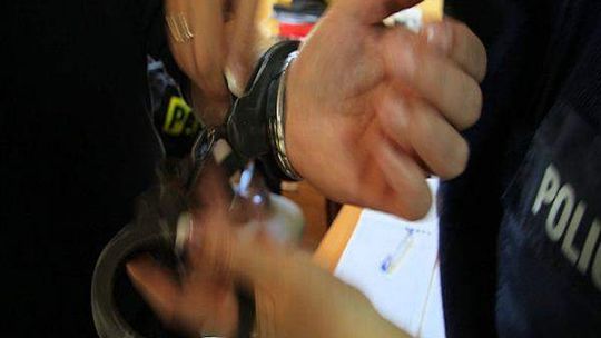 Policjanci musieli wezwać pomoc. Grozili im siekierą i chcieli pobić