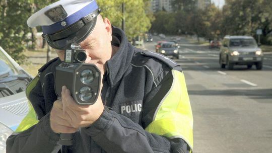 Policjanci namierzają piratów drogowych laserem