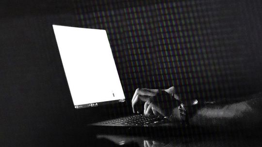 Policjanci ostrzegają rodziców przed grą „Momo Challenge”. Dlaczego może być groźna dla dzieci?