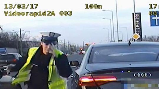 Policjanci pilotowali auto z duszącym się noworodkiem