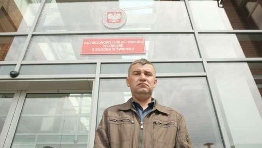 Policjanci polują na pieszych za znakiem. W odblaskach nawet do sklepu 