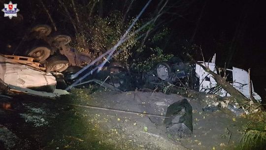 Policjanci pomogli uwięzionemu kierowcy ciężarówki