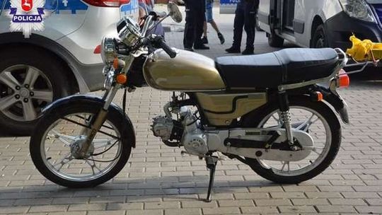 Policjanci się zatrzymali, a on nie. Pijany mężczyzna wjechał w tył radiowozu