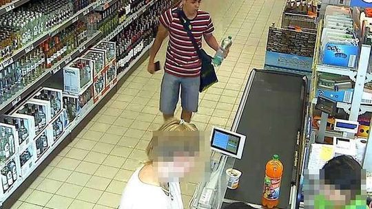 Policjanci szukają złodziei. Publikują filmy z monitoringu