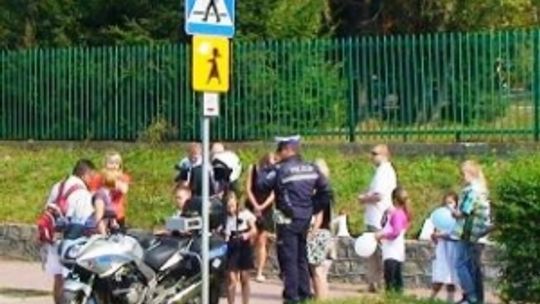 Policjanci uczyli, jak przechodzić przez ulicę