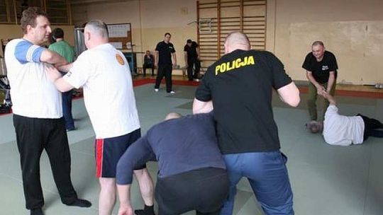 Policjanci uczyli strażników miejskich walczyć pałkami