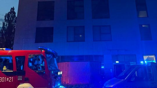 Policjanci uratowali 28-latkę. Stała na zewnętrznym parapecie i groziła skokiem