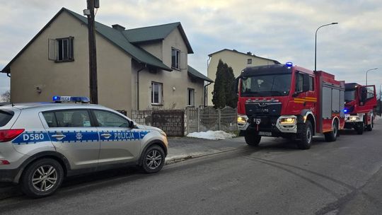 Policjanci uratowali dwoje 42-latków z płonącego domu w Biłgoraju