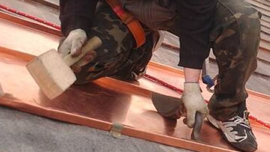 Policjanci uratowali robotnika. Spadł z dachu i zawisł na linie