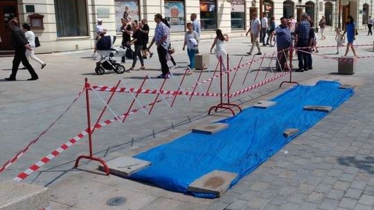 Policjanci uszkodzili fontannę na placu Litewskim. "Zbieg okoliczności"