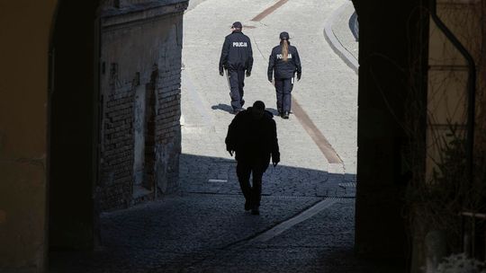 Policjanci w całej Polsce sprawdzili ostatniej doby 117 tys. osób poddanych kwarantannie