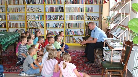 Policjanci w odwiedzinach u dzieci