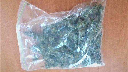 Policjanci wchodzą do mieszkania, a 29-latek wychodzi. Zajrzeli do plecaka