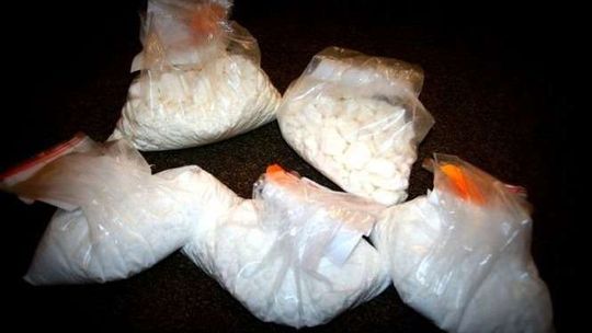 Policjanci weszli do mieszkań, znaleźli 13 kg amfetaminy. 7 osób zatrzymanych