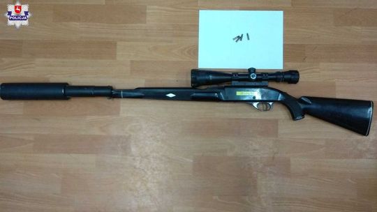 Policjanci weszli do mieszkania 37-latka z okolic Jastkowa. Znaleźli broń i narkotyki