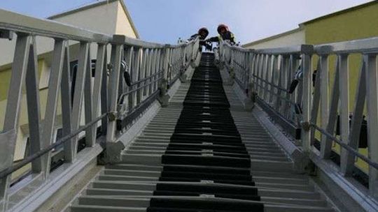 Policjanci wezwali nawet drabinę strażacką. A 18-latek siedział pod zlewem