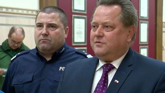 Policjanci wycinali konfetti dla wiceministra spraw wewnętrznych i administracji