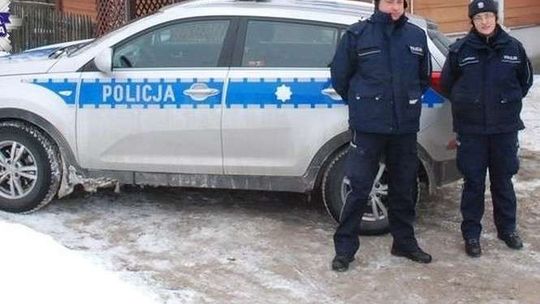 Policjanci wynieśli niepełnosprawnego mężczyznę z płonącego domu 