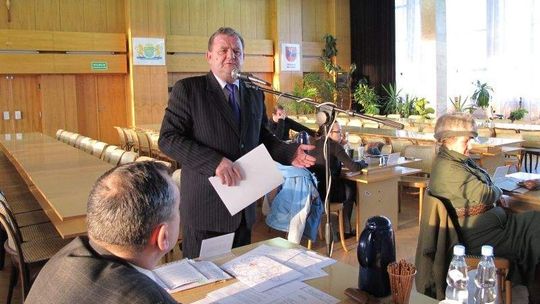 Policjanci wypisują nieczytelne protokoły