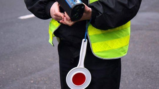 Policjanci z drogówki brali łapówki. Nawet piwo, owoce i... budyń