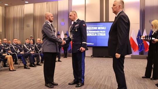 Policjanci z Lubelszczyzny uhonorowani medalami z rąk ministra 